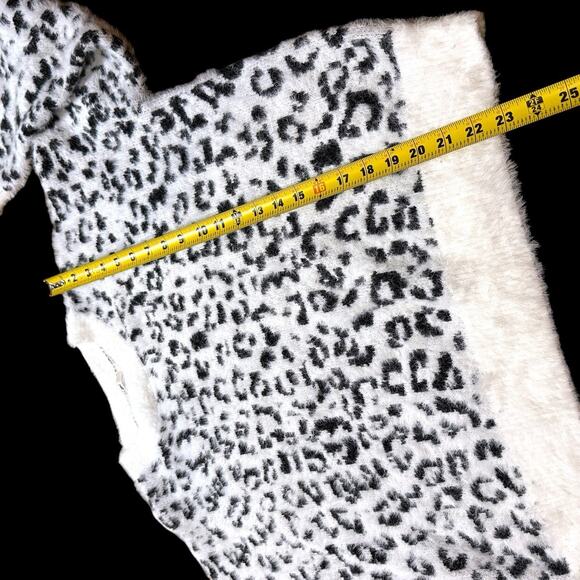 Mi Ami Women’s Ivory Snow Leopard Fuzzy Cropped Nylon Viscose Sweater Size Large - Picture 7 of 8
